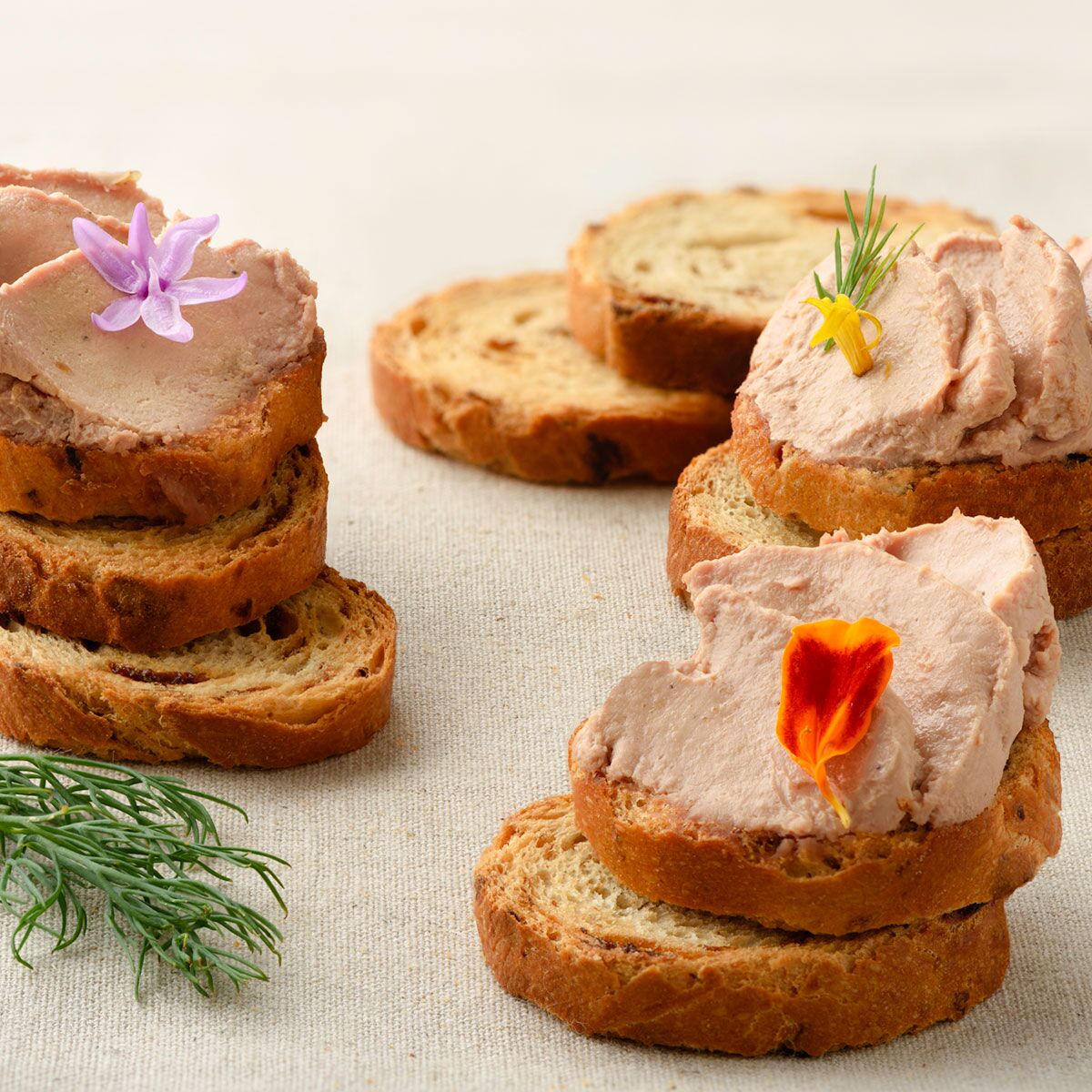 PAN TOSTADO CON PIMIENTA ROSA Y ENELDO