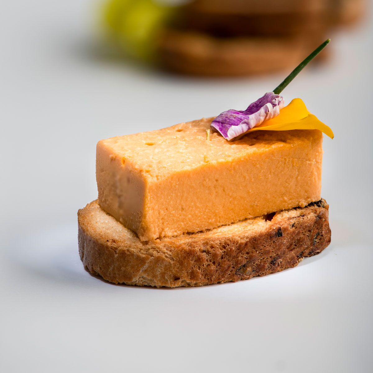 pastel de salmón sobre tostada MARTIKO