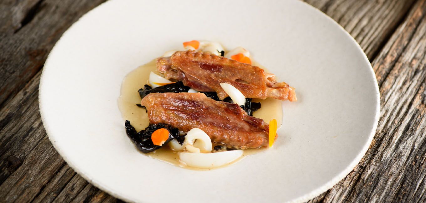 Guiso de alas de pato Martiko, sepietas y setas