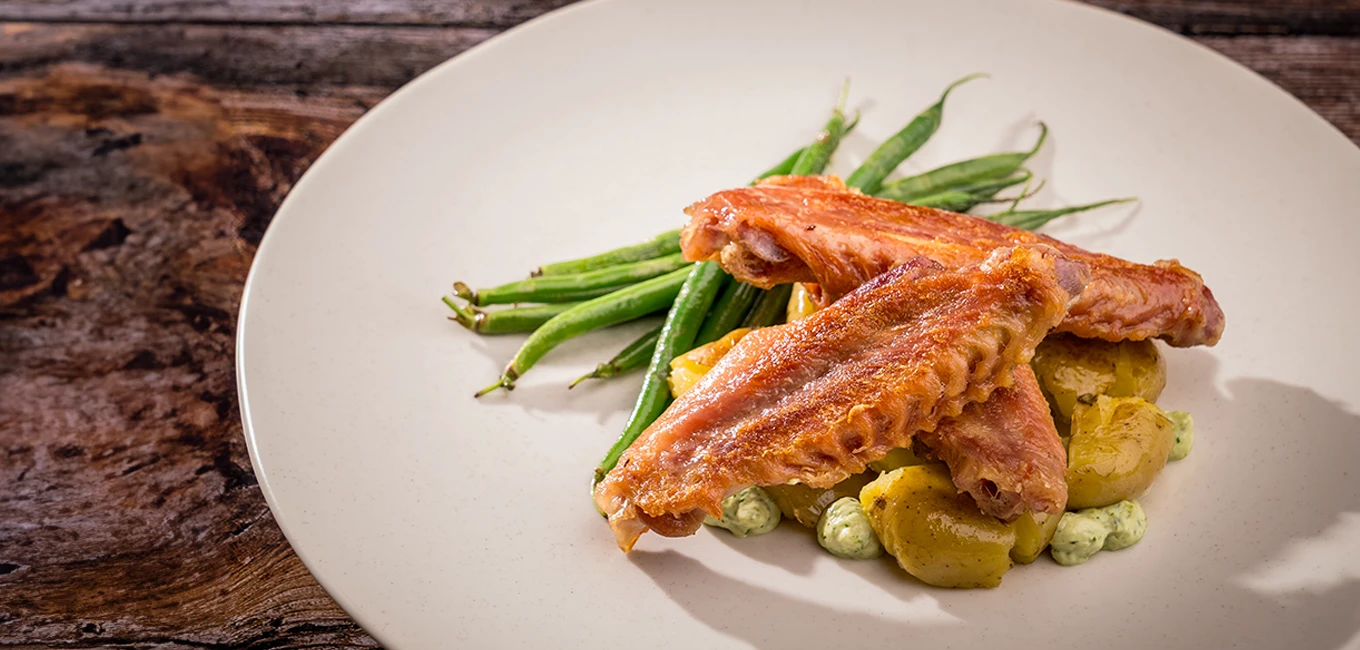 Alas de pato a la plancha con patatas baby y alioli de hierbas